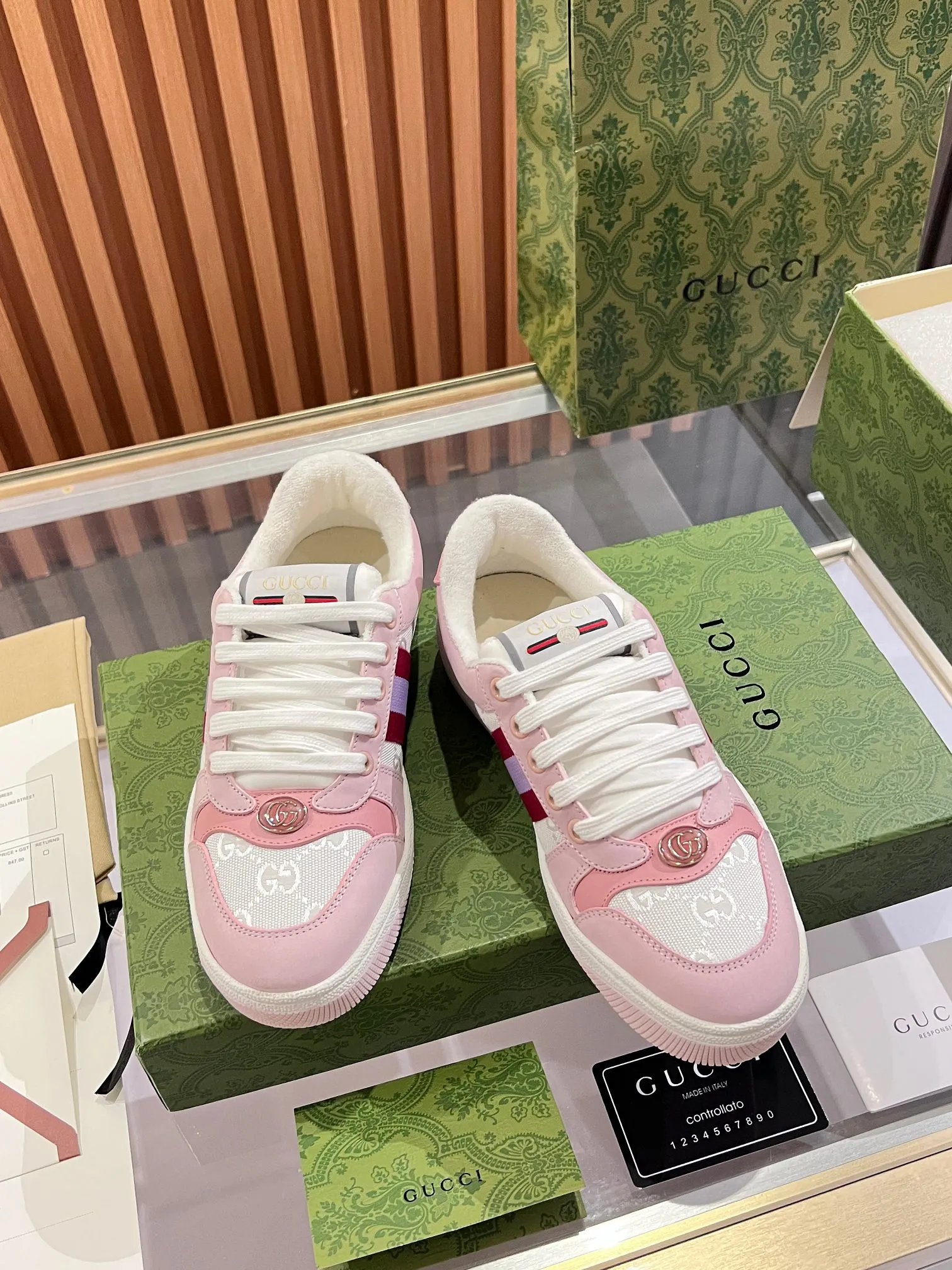 👟👟Ex-factory price 540👟👟 ⚡️Gucci Dirty Shoes Top factory quality, impeccable at the counter, the comfort is incredible. Retro distressed elements, washed retro logo on the tongue, metal double LOGO, 99% recognizable, full of Gucci elements; terry cloth lining, cowhide foot pads and 3mm latex are much more comfortable than real leather shoes. Environmentally friendly TPU wear-resistant outsole, soft and elastic. The inside of the tongue is made of imported elastic bands, which have great tension and won't strangle your feet. I don't develop the shoes without the original version. Only by getting the original version can the shoes be accurate and beat the market version instantly. Every stitch and every stitch is very tight and full. The debugging process is the most painstaking and requires no less than a hundred modifications before it is adjusted to the perfect state so that it can be worn comfortably by all foot types! Size 35-40 women’s model)
